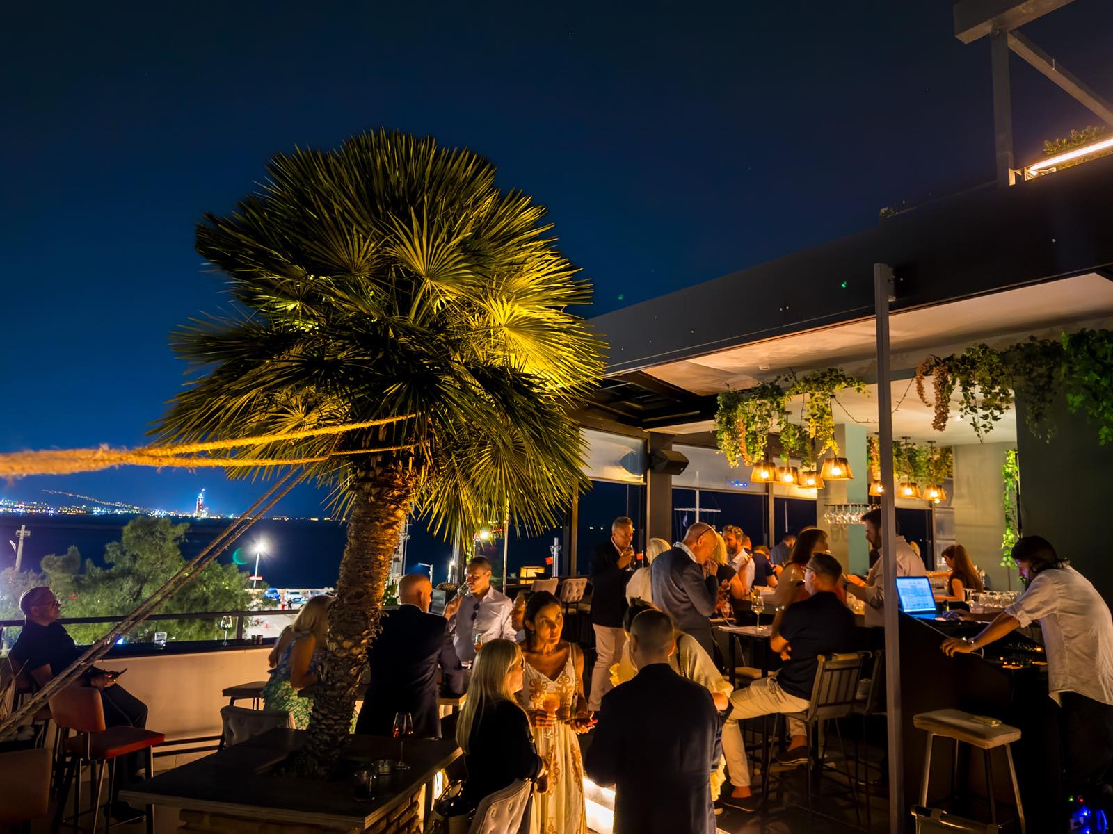 Bar στο rooftop του Katafygio με θέα τον Πειραιά