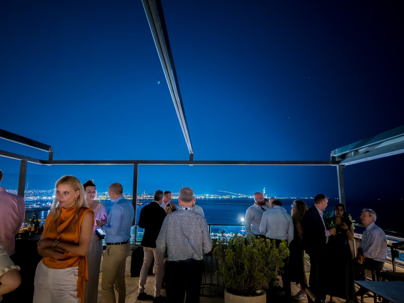 Εταιρική εκδήλωση στο rooftop του Katafygio με θέα τα φώτα του Πειραιά