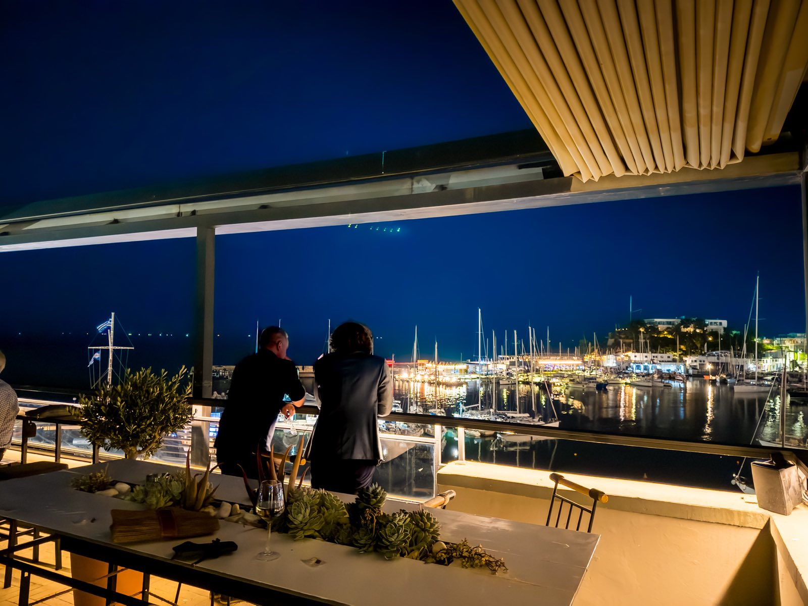 Rooftop θέα στο Μικρολίμανο από το Katafygio το βράδυ