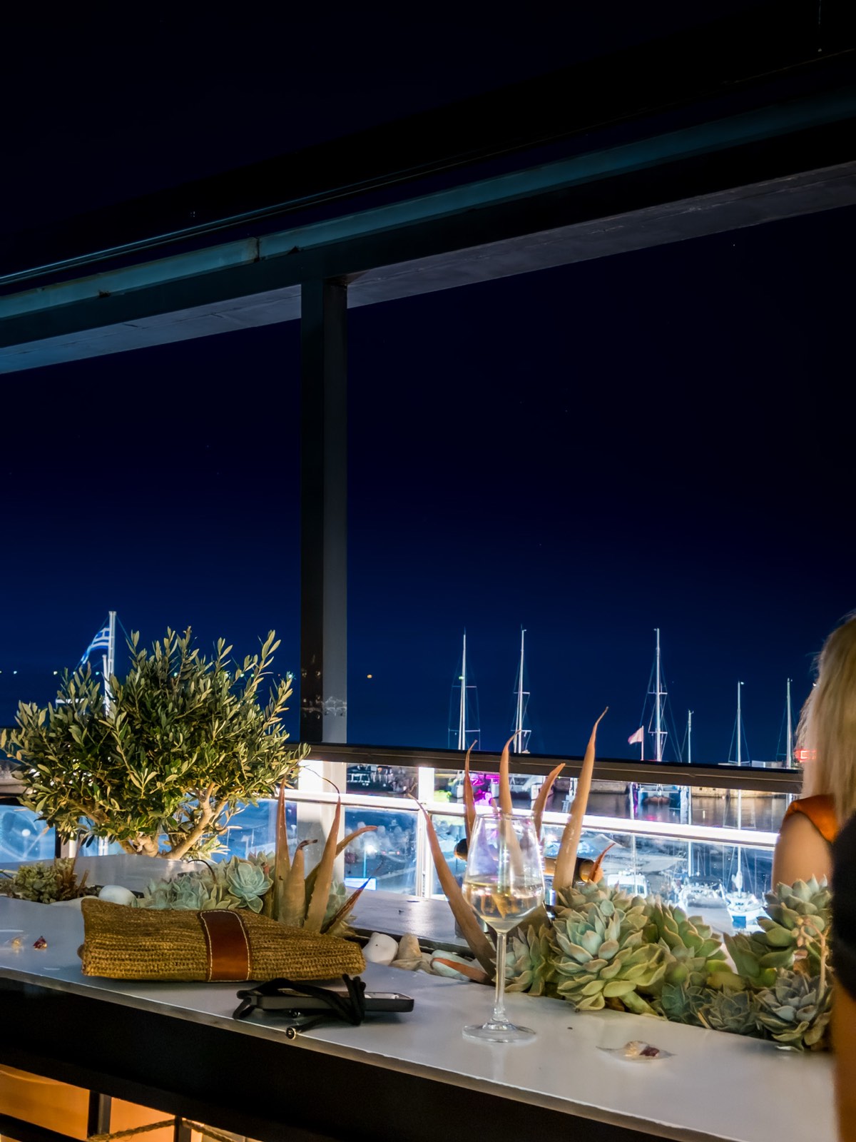Θέα από το rooftop του Katafygio προς τη μαρίνα Μικρολίμανου
