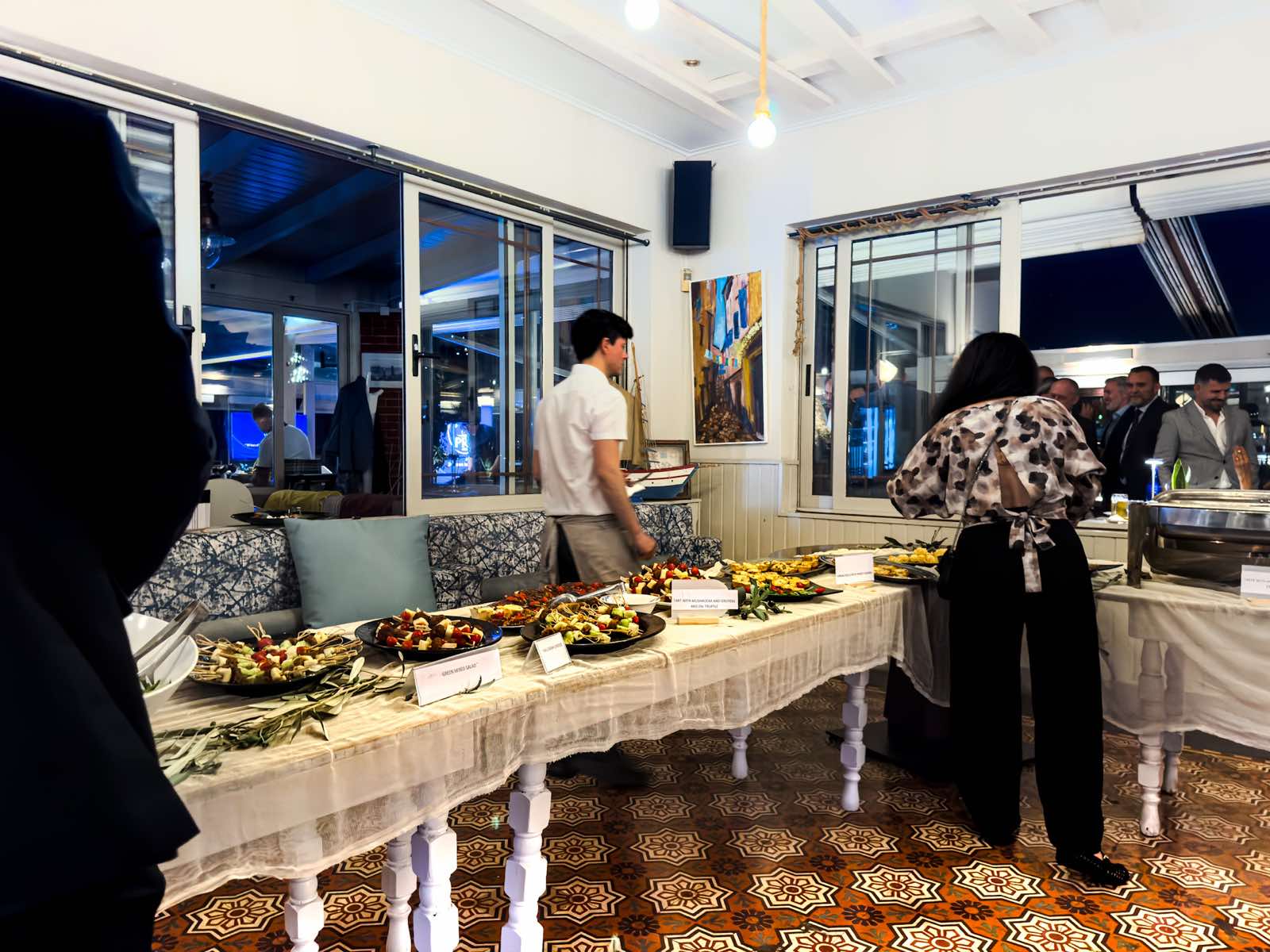 Μπουφές με finger food σε εταιρική εκδήλωση στο Salty Μικρολίμανο