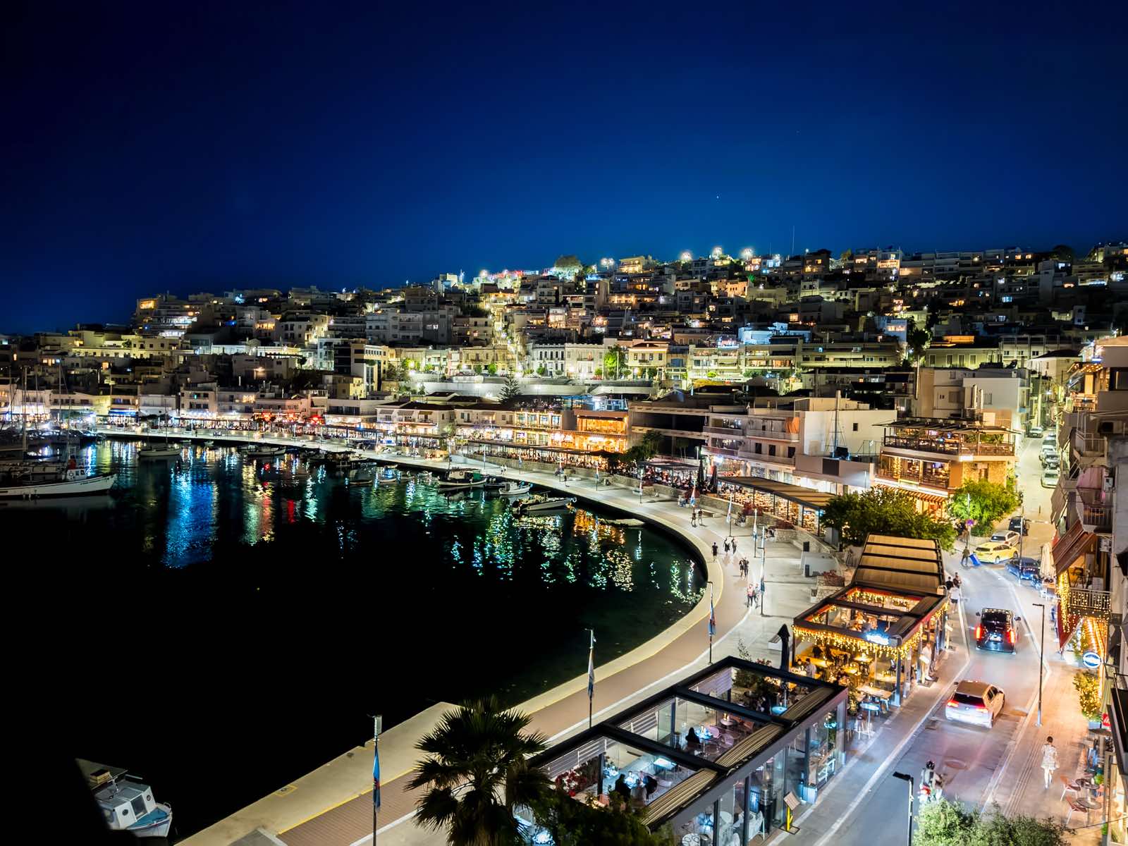 Πανοραμική νυχτερινή θέα του Μικρολίμανου από το Katafygio